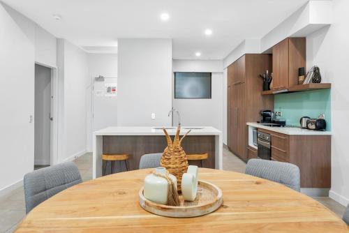 Una cocina o zona de cocina en Elysium Private Apartments Triton by the Sea