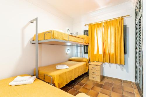 Postel nebo postele na pokoji v ubytování Albergue Inturjoven Punta Umbría