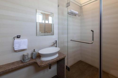 Φωτογραφία από το άλμπουμ του StayVista's Wandering Greens - Mountain-View Villa with Pool, Spacious Lawn & Balcony σε Pālghar