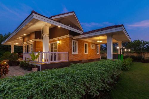 Φωτογραφία από το άλμπουμ του StayVista's Wandering Greens - Mountain-View Villa with Pool, Spacious Lawn & Balcony σε Pālghar