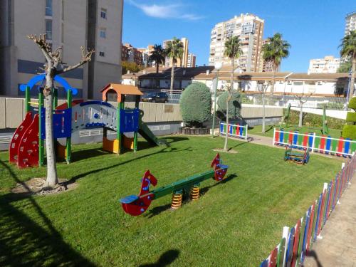 um playground em um parque em uma cidade em Gemelos 22 - Siroco em Benidorm