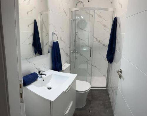 a bathroom with a sink and a shower and a toilet at Tantulia Callao 57 Apto 5hab centro de la capital en tenerife in Santa Cruz de Tenerife