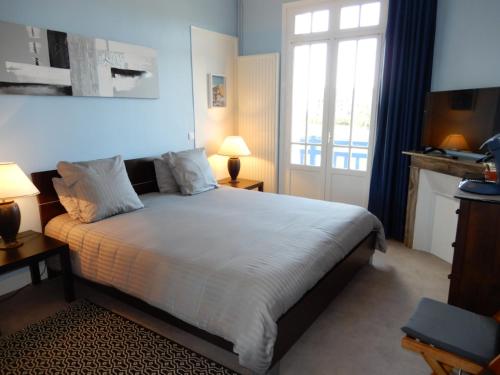 Fotografia z galérie ubytovania CAPRICES DE PLAGE Chambre grand lit double avec balnéo et beau balcon, vue panoramique, 300 mètres plage Mers les Bains Le Treport petit dejeuner servi en chambre en option v destinácii Mers-les-Bains