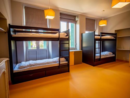 2 Etagenbetten in einem Zimmer mit Beleuchtung und einem Zimmer mit in der Unterkunft BANANA'S CAMP in Cannes