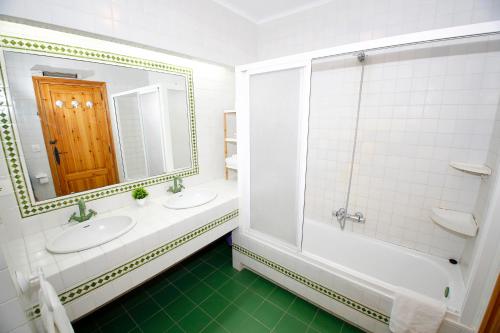 a bathroom with two sinks and a large mirror at Senia Tomaset I in Onil