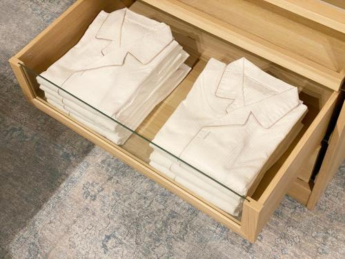 広島市にあるたかのばしホテルの木製テーブル(白い折りたたみ式タオル付)