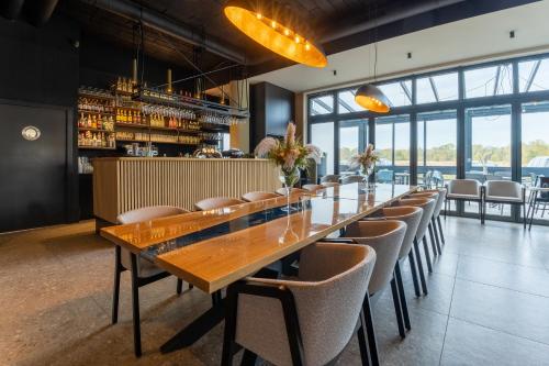 a long dining room with a long table and chairs at POLANKI AQUA Apartamenty PREMIUM - w cenie nielimitowany dostęp do strefy Aqua in Kołobrzeg