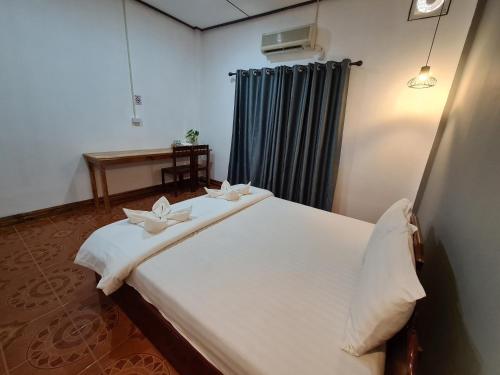 Uma cama ou camas num quarto em Saphaothong guesthouse
