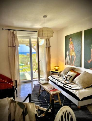 un salon avec un lit et une table dans l'établissement La Casetta Prunette, à Cervione