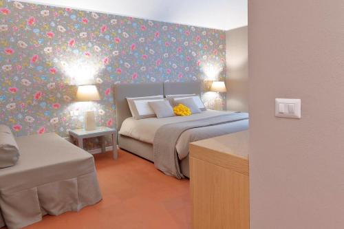 a bedroom with a bed with a floral wallpaper at Agriturismo Tenuta "Il Cigno" in Villanterio