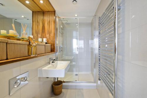 W łazience znajduje się umywalka i prysznic. w obiekcie Superb apartment with terrace near the river in Putney by UnderTheDoormat w Londynie