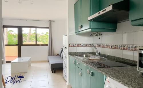 A kitchen or kitchenette at B-Rent El Royal Corralejo