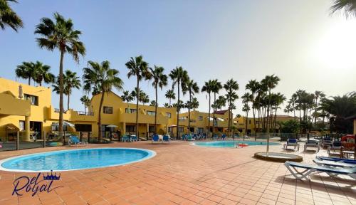 The swimming pool at or close to B-Rent El Royal Corralejo