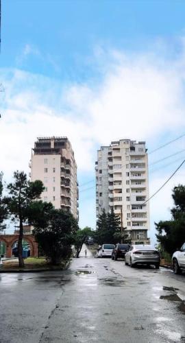 トビリシにある1 bedroom unit with patioの車両のある街路2棟