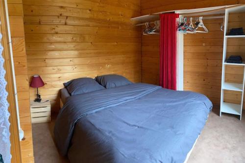 A bed or beds in a room at Chalet chaleureux