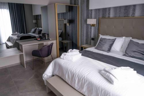 馬斯卡盧恰的住宿－Divina Charme，酒店客房设有一张大床和一张书桌。