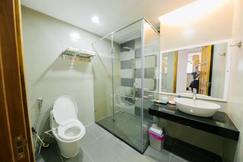 een badkamer met een toilet, een wastafel en een douche bij SOLEIL HOSTEL in Hue