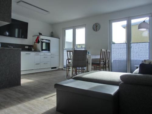 ein Wohnzimmer mit einer Küche und einem Esszimmer in der Unterkunft Ferienwohnung KWi 12 EG in Graal-Müritz