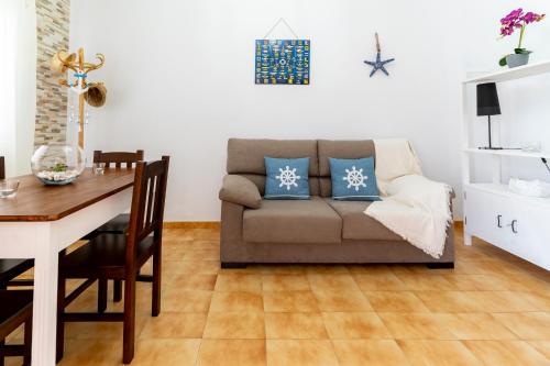 uma sala de estar com um sofá e uma mesa em El Pajero de Floreal em Mazo