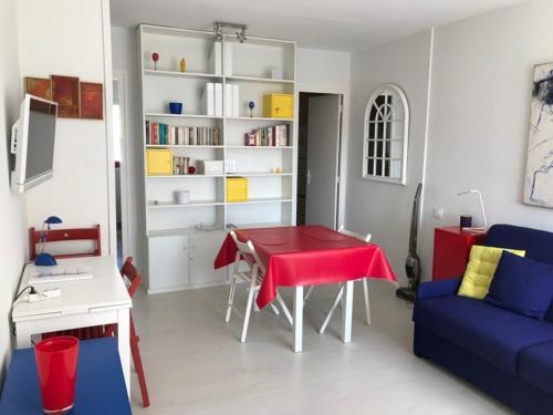 - un salon avec une table rouge et un canapé bleu dans l'établissement Studio lumineux à deux pas de la plage d'Hendaye - FR-1-2-323, à Hendaye