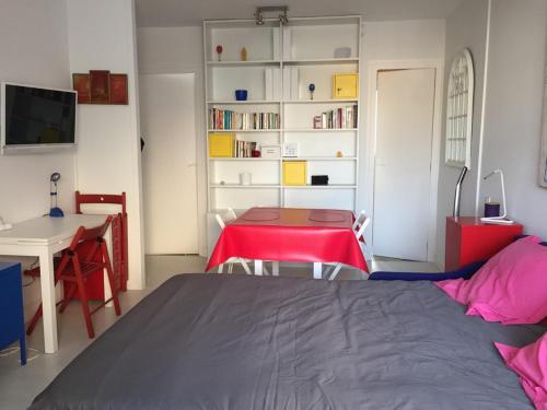 Cette chambre comprend un lit, une table et un bureau. dans l'établissement Studio lumineux à deux pas de la plage d'Hendaye - FR-1-2-323, à Hendaye