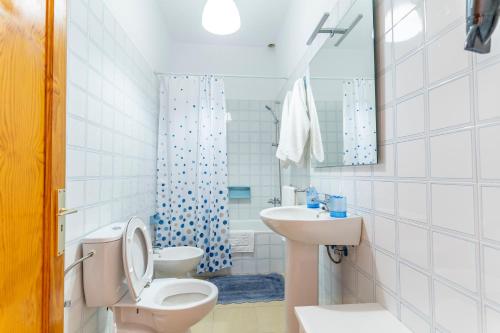 a bathroom with a toilet and a sink at El Pajero de Floreal in Villa de Mazo