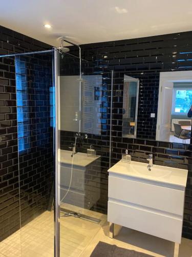 une salle de bain avec un lavabo, une douche et une baignoire dans l'établissement Au coeur de boulogne sur mer, à Boulogne-sur-Mer