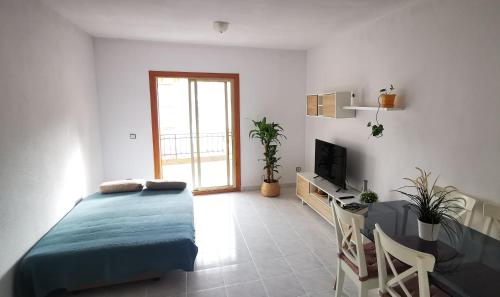 1 dormitorio con 1 cama y TV en Piso acogedor muy bien situado en Puerto Mazarrón, en Puerto de Mazarrón