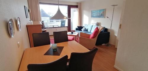 ヴェスターラントにあるSylter-Moewe-Appartement-27のリビングルーム(テーブル、椅子、ソファ付)