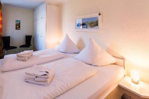 ヴェスターラントにあるSylter-Moewe-Appartement-27のベッドルーム1室(白いシーツと枕のベッド2台付)