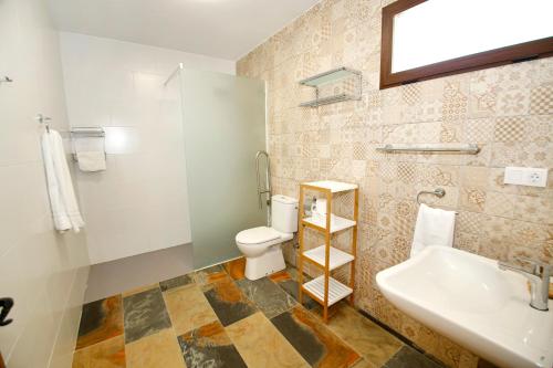 een badkamer met een toilet en een wastafel bij Senia Tomaset III in Onil