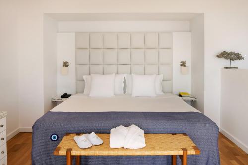 Una cama o camas en una habitación de Grecian Sands Hotel