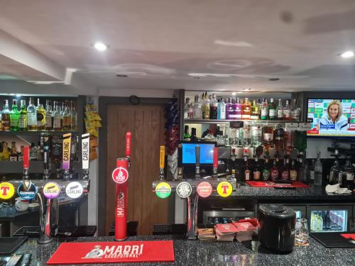 un bar con molte bottiglie di alcol di The Crown Hotel a Inverbervie