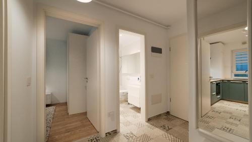 Zimmer mit einem Flur und einer Küche in der Unterkunft Sweet memories Apart Coresi 2 in Braşov