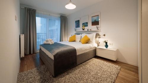 ein Schlafzimmer mit einem Bett mit einem Teddybär drauf in der Unterkunft Sweet memories Apart Coresi 2 in Braşov