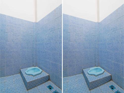 - deux photos d'une salle de bains avec des toilettes bleues dans l'établissement OYO 91826 Yoezef Homestay Syariah, à Pekanbaru