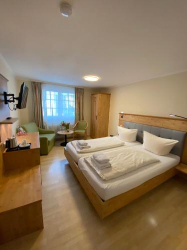 ミュールハイムにあるGasthof Engelのベッドルーム(大型ベッド1台付)、リビングルームが備わります。