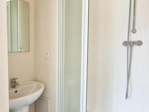 une salle de bain avec douche et lavabo dans l'établissement Appartement Lumineux au Pied des Pistes avec Piscine, Parking, Spa et Grande Terrasse - FR-1-425-18, à Flaine