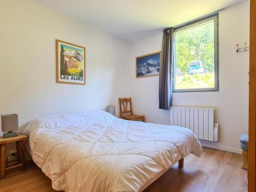 Un dormitorio con una cama y una ventana en Appartement moderne 3 pièces à Flaine, capacité 6 personnes - FR-1-425-3, en Flaine