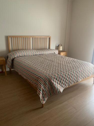 een bed in een slaapkamer met een deken erop bij EL CALETON, GARACHICO in Garachico