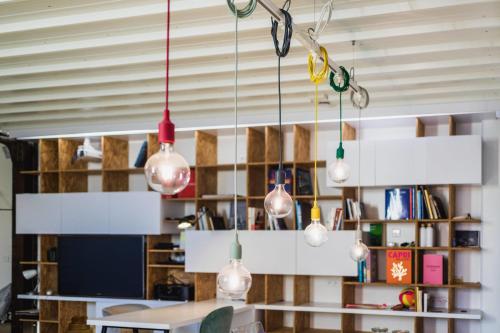 un groupe de feux suspendus au plafond dans l'établissement CALIFORNIA KEYWEEK Loft Biarritz center with parking, à Biarritz