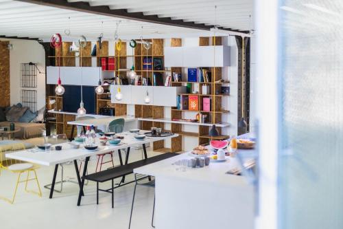 une chambre avec deux tables et une étagère avec des livres dans l'établissement CALIFORNIA KEYWEEK Loft Biarritz center with parking, à Biarritz