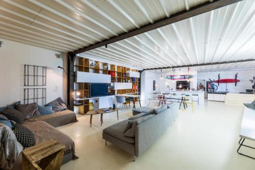 un salon avec un canapé et une table dans l'établissement CALIFORNIA KEYWEEK Loft Biarritz center with parking, à Biarritz