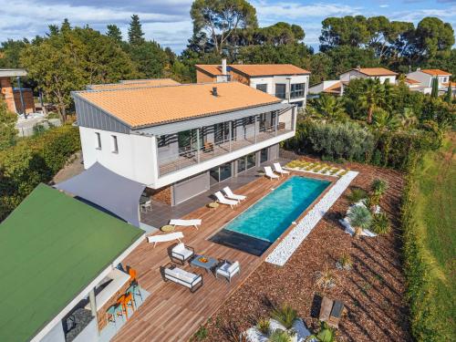 une vue aérienne d'une maison avec piscine dans l'établissement Villa Massane, à Baillargues