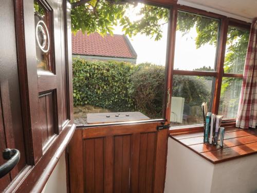 ウィットビーにあるGoathland Cottageの窓付きのキッチンへの開口ドア