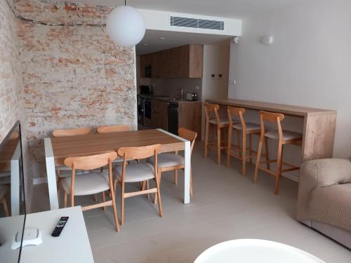 uma cozinha e sala de jantar com mesa e cadeiras em Vora Salou em Salou