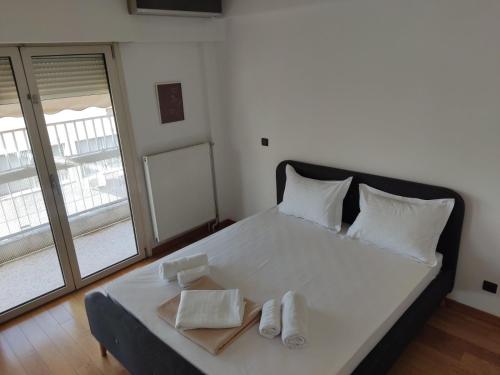 Luxury Living Athens tesisinde bir odada yatak veya yataklar