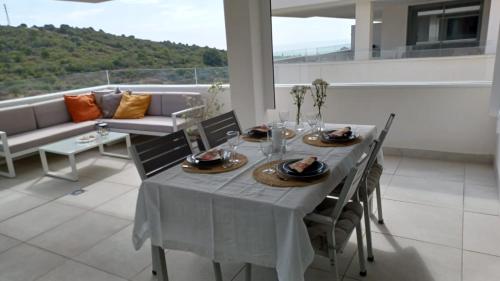 uma mesa de jantar e cadeiras numa sala de estar em Serenity Views 3 bedroom seaview em Estepona