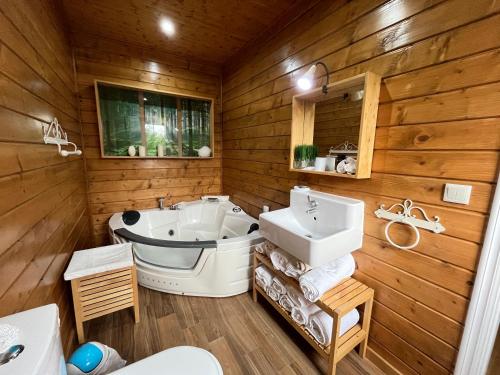 Et badeværelse på Casa do Rolo by Trip2Portugal