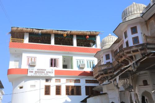 un edificio blanco con cúpulas encima en The Brahma Space, en Pushkar